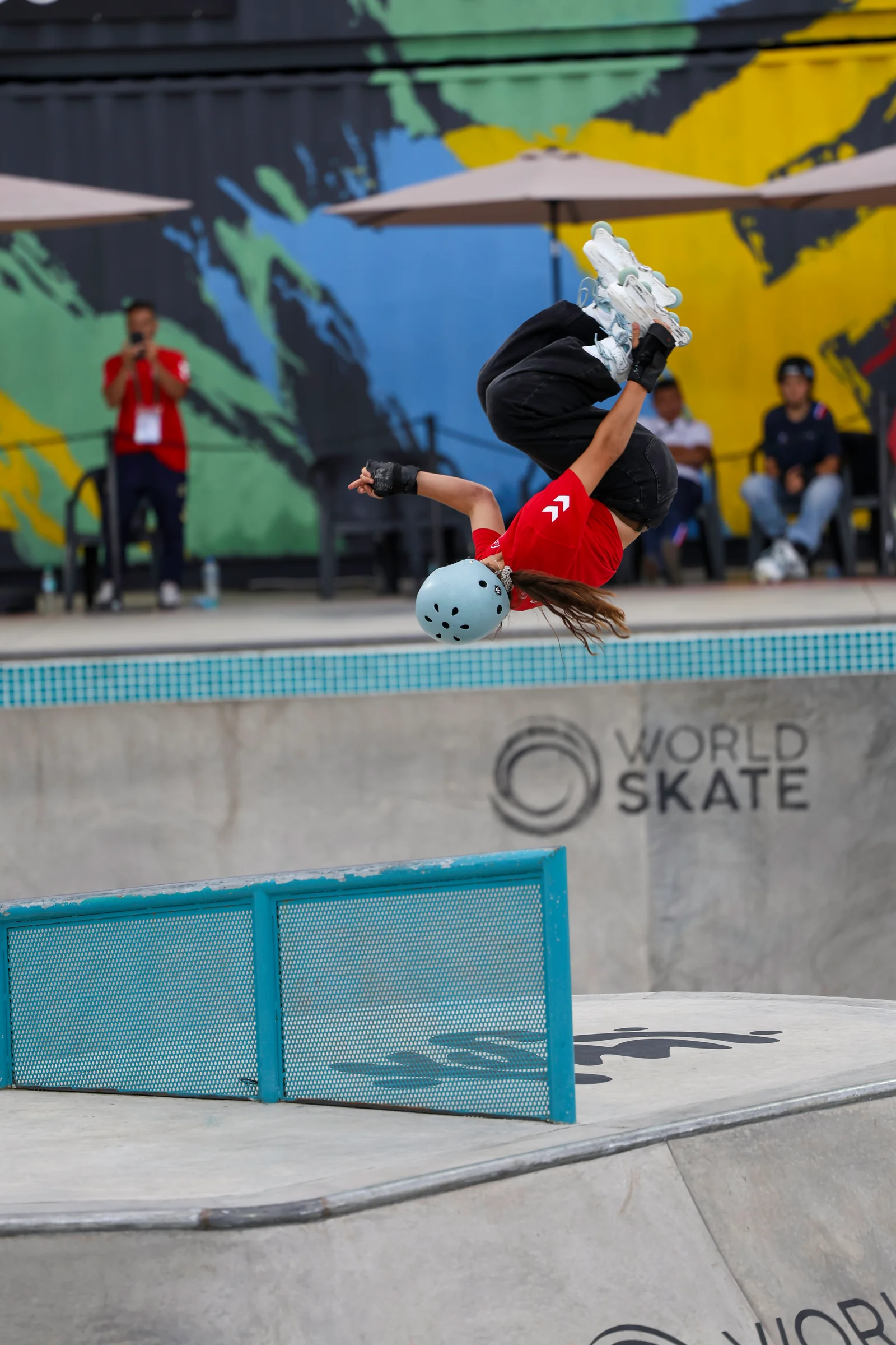 Patinadora de roller freestyle durante un salto invertido