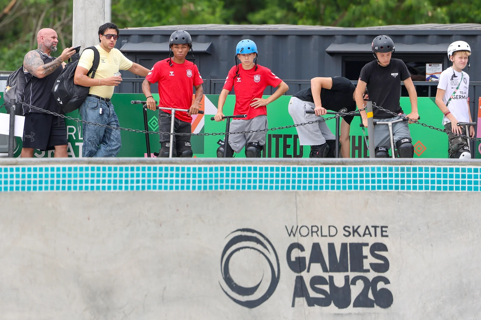 Deportistas de scooter junto al park antes de competir