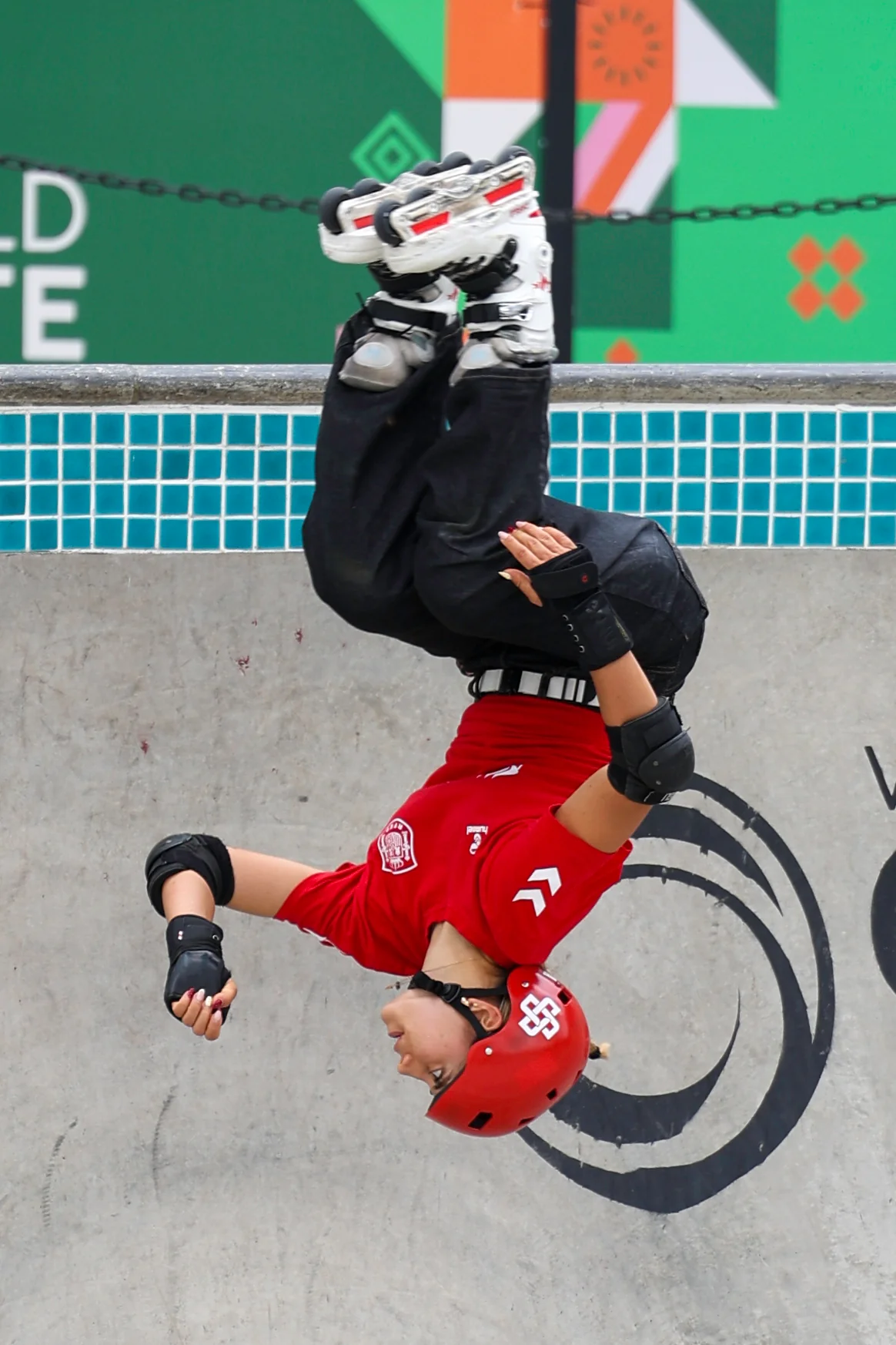 Patinadora de roller freestyle durante una figura invertida