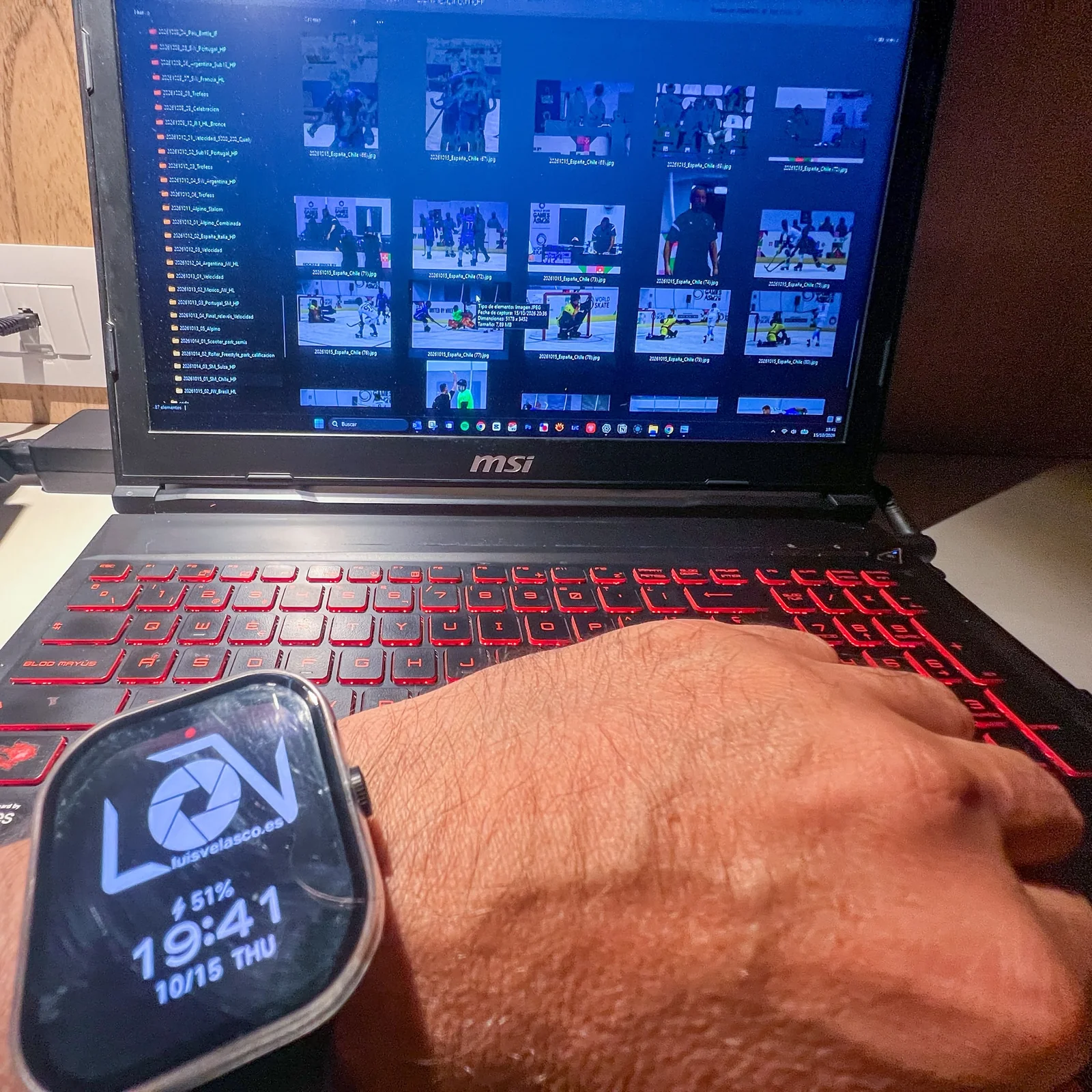 El portátil del autor y su reloj mostrando las 19:41