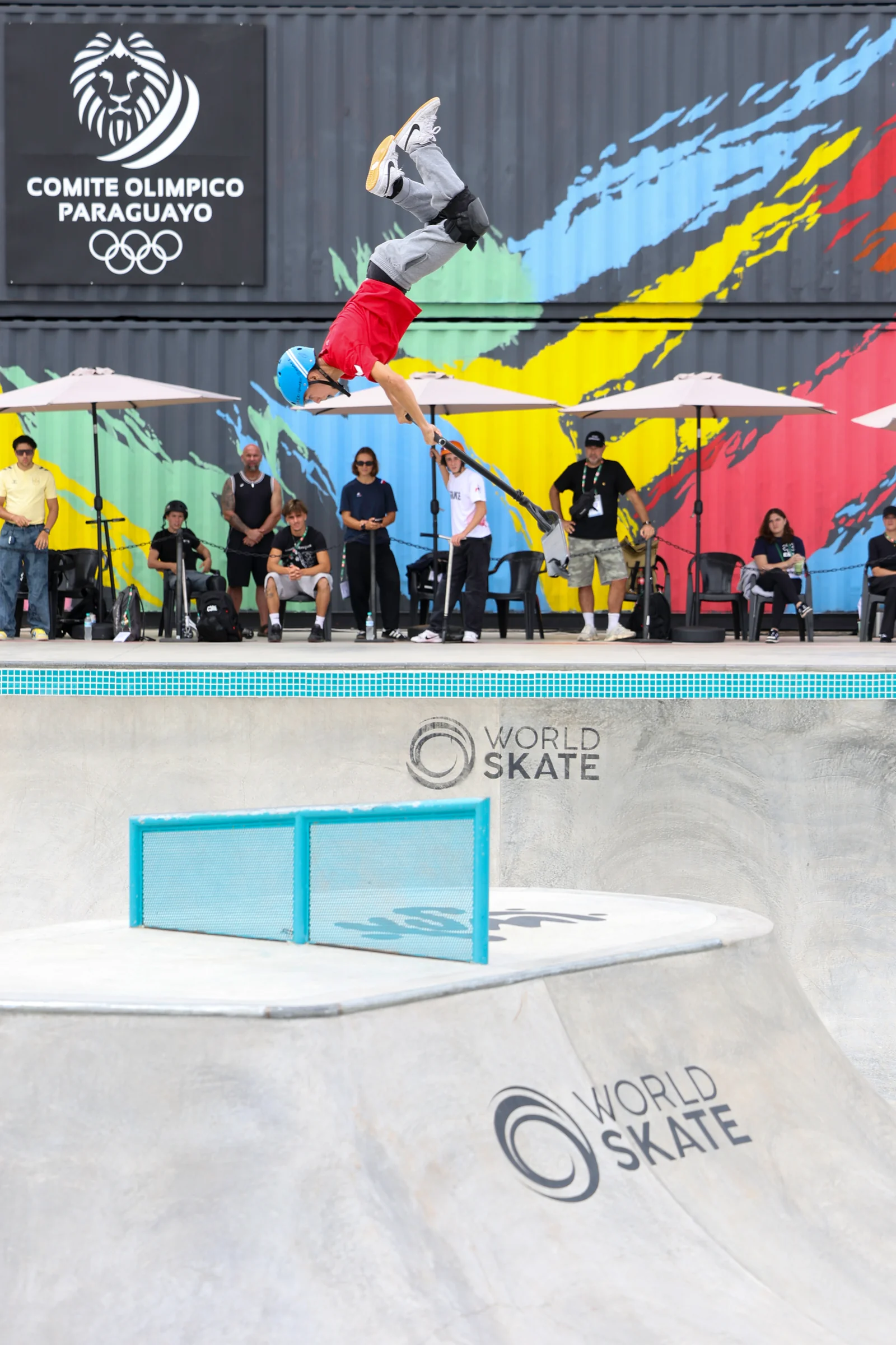 Deportista de scooter durante un salto invertido