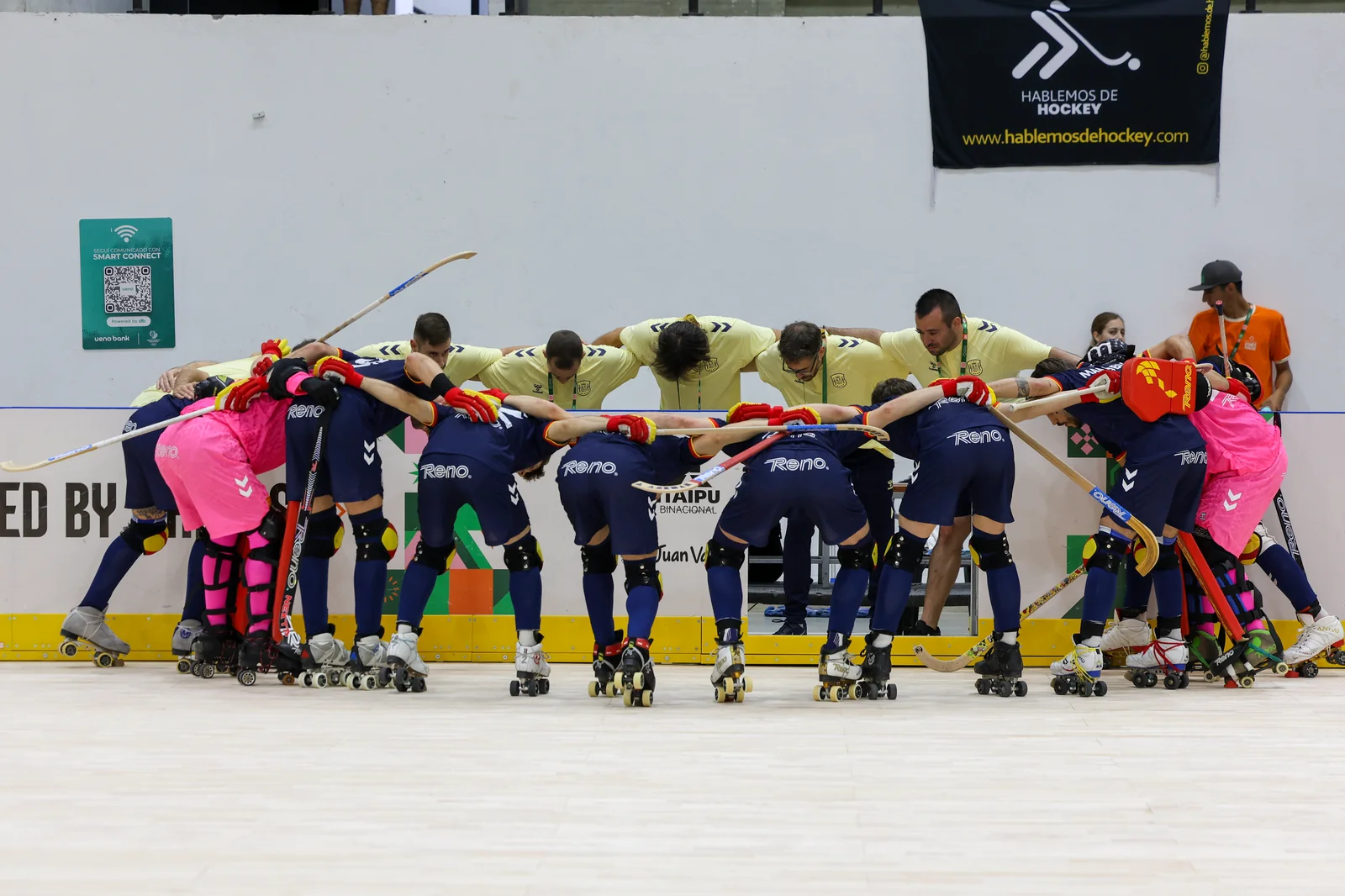 La selección española de hockey patines reunida antes del partido frente a Suiza