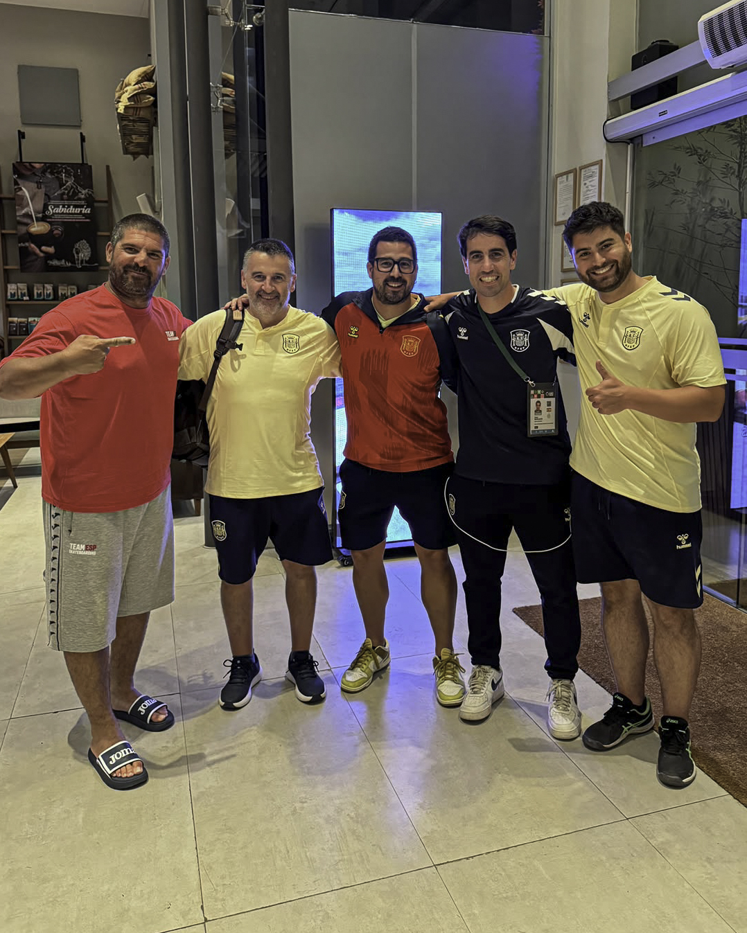 Los cinco integrantes del equipo de comunicación reunidos en el hotel