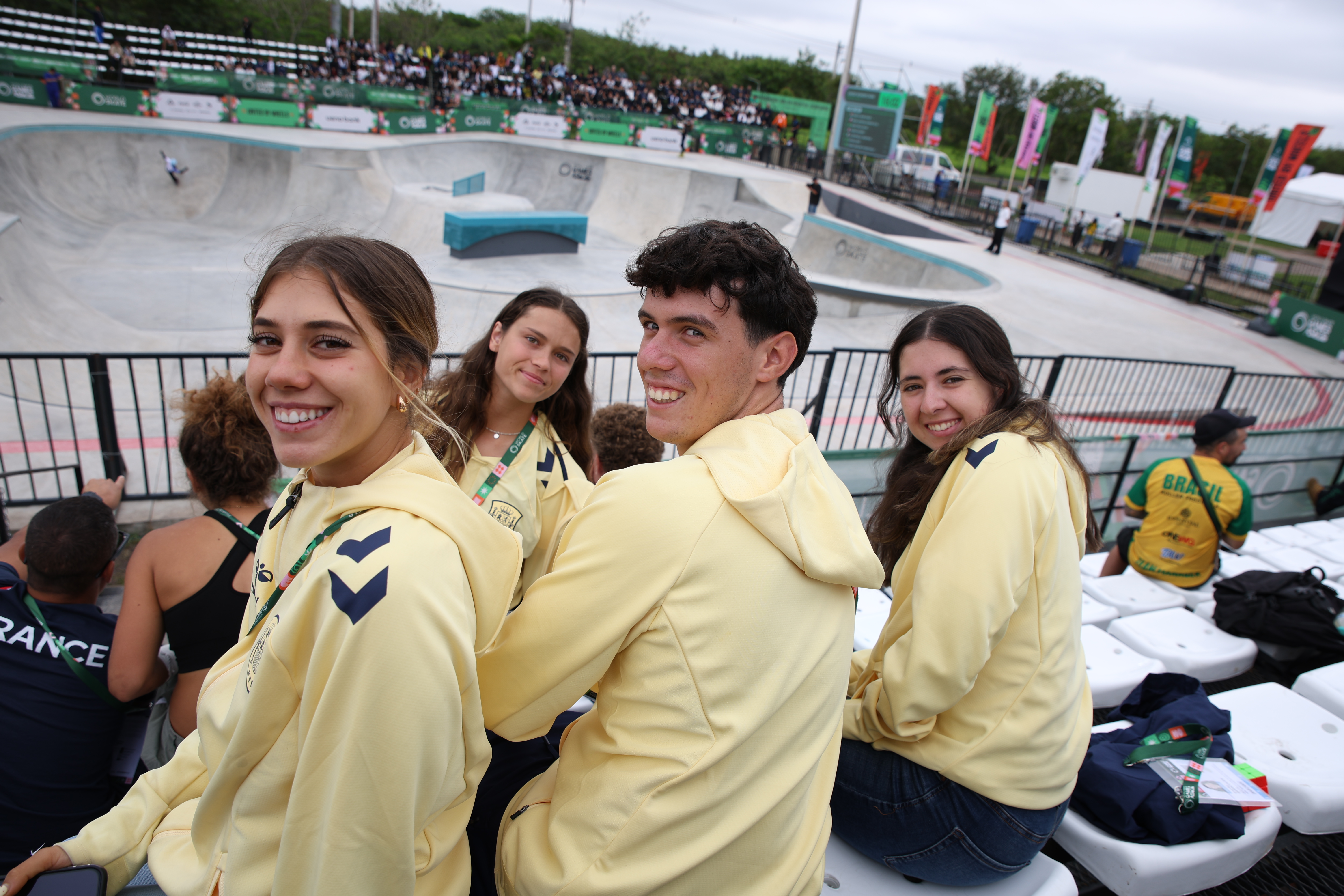 Cuatro deportistas españoles de Roller Freestyle en las gradas del Park.