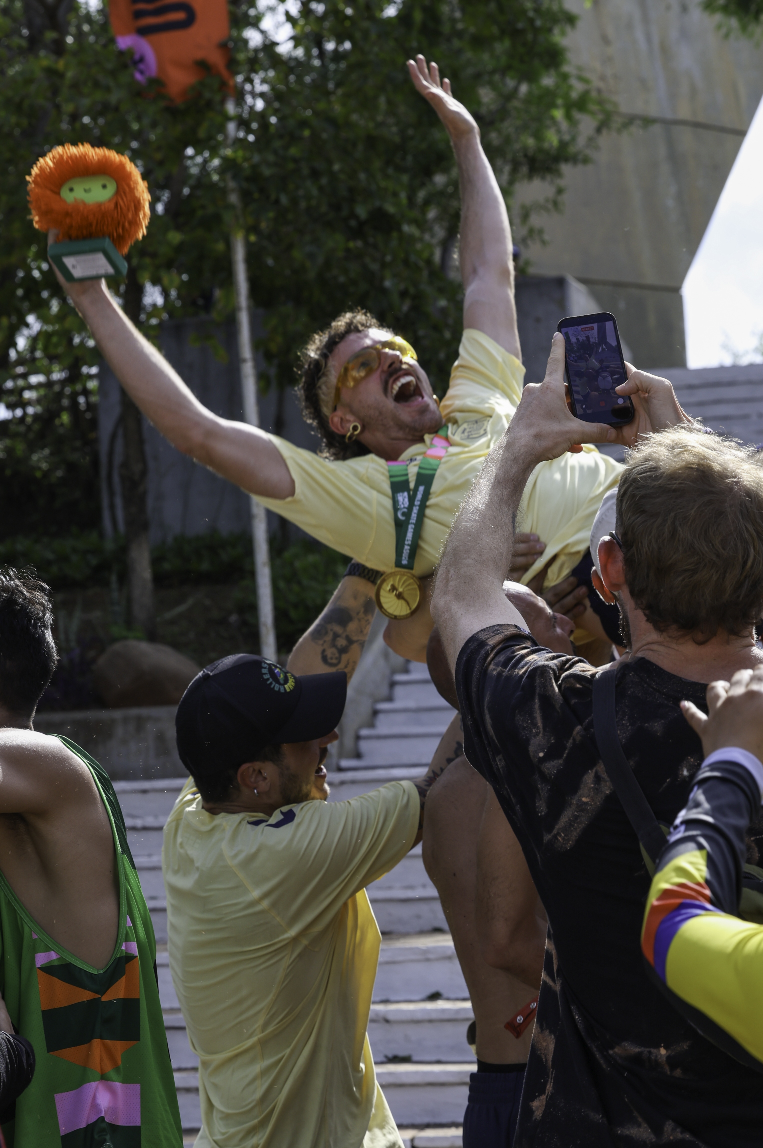 Pablo Soler celebra el oro de Inline Downhill con la bandera de España