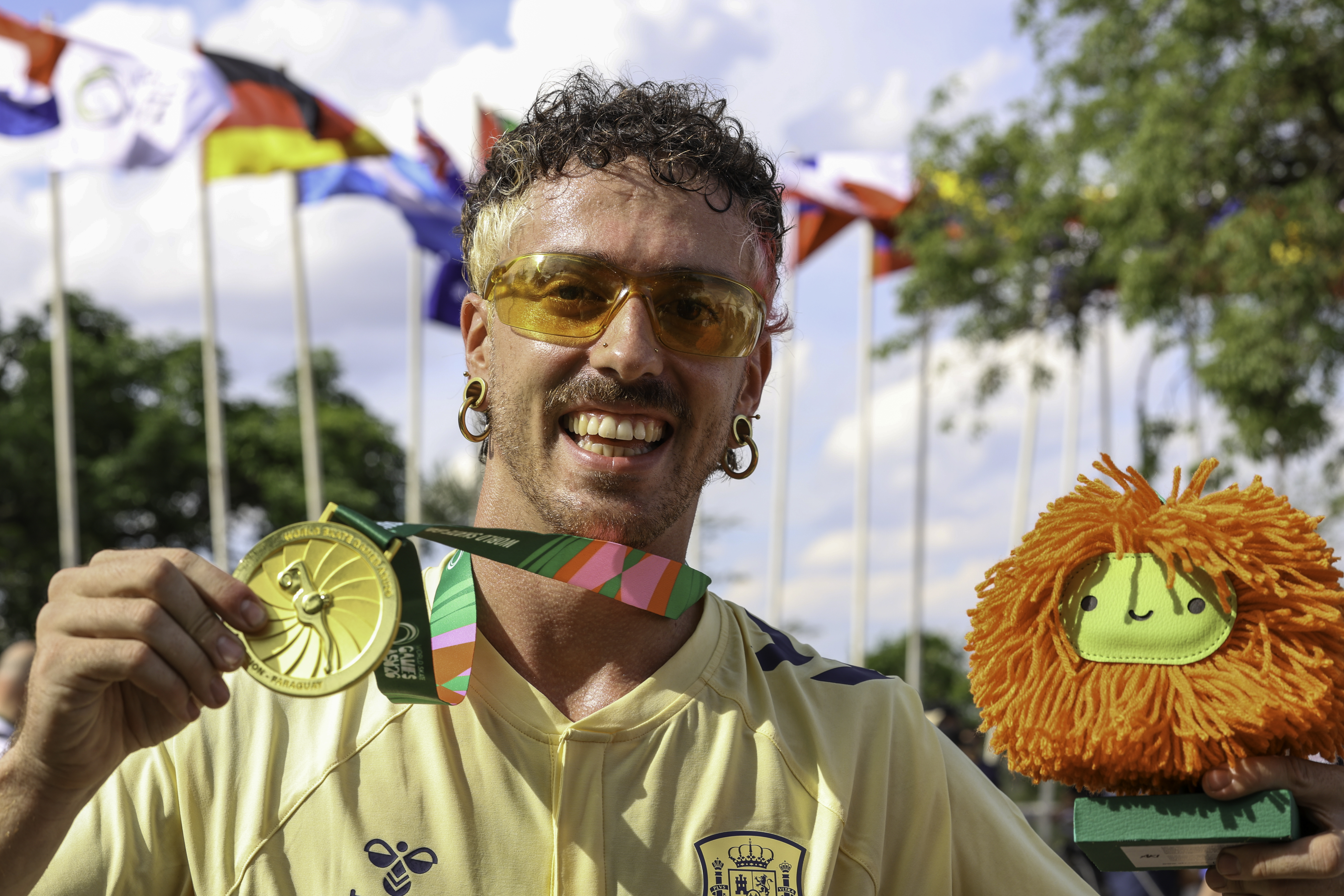 Pablo Soler con la medalla y el trofeo de Inline Downhill