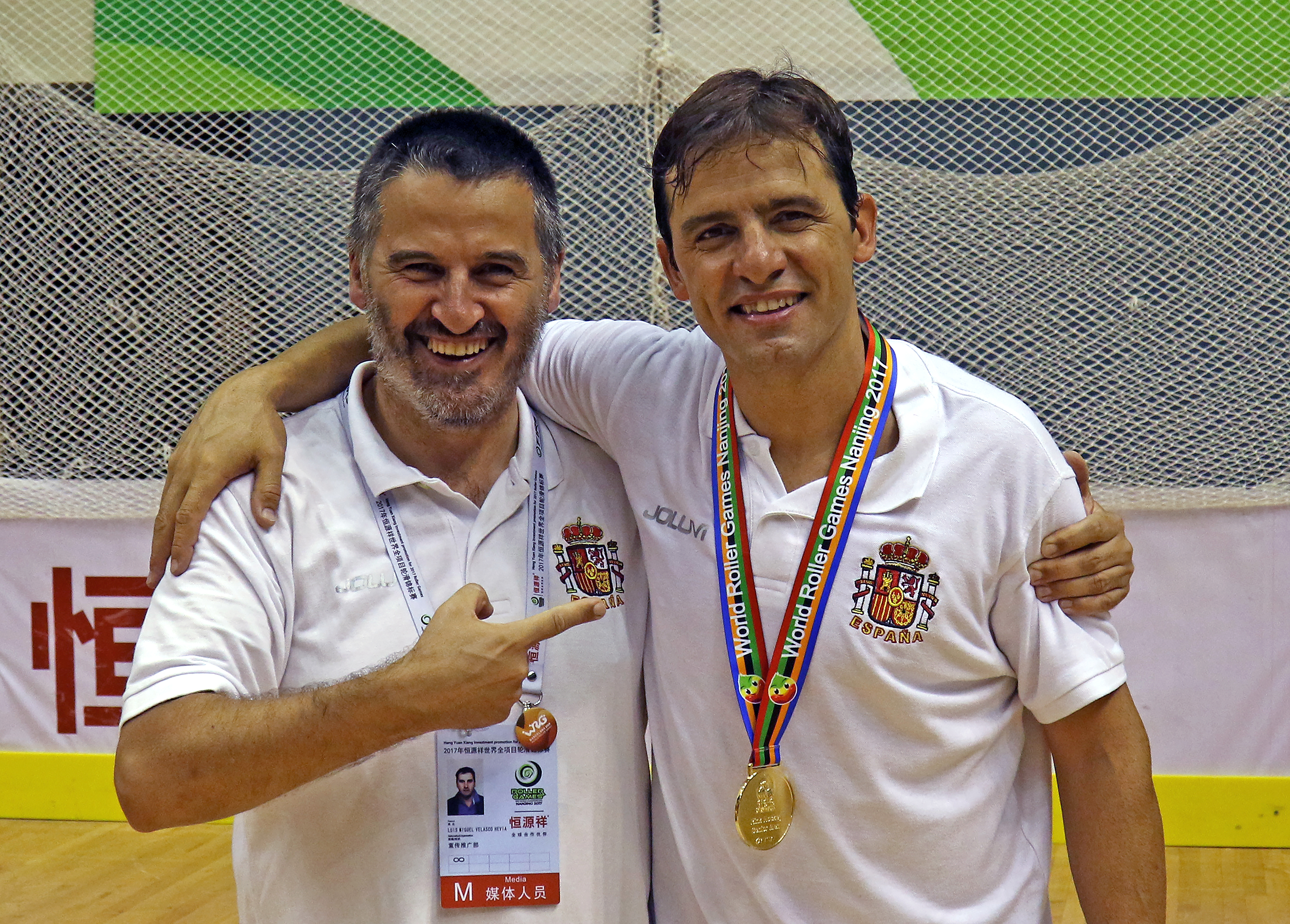Luis Velasco junto al seleccionador español de hockey patines tras ganar el oro en Nanjing 2017