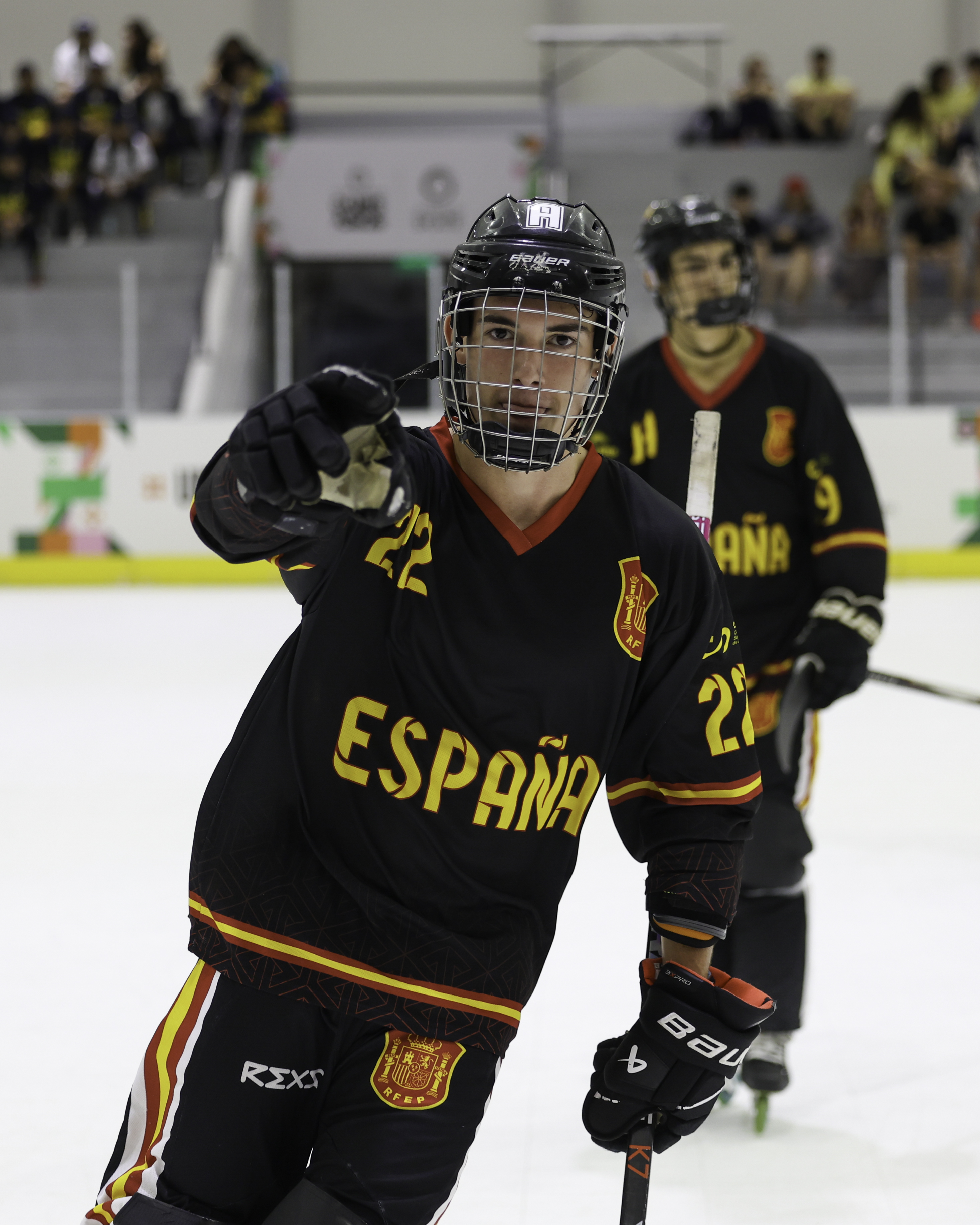 Jugador de la selección española júnior masculina de hockey línea durante el partido ante USA