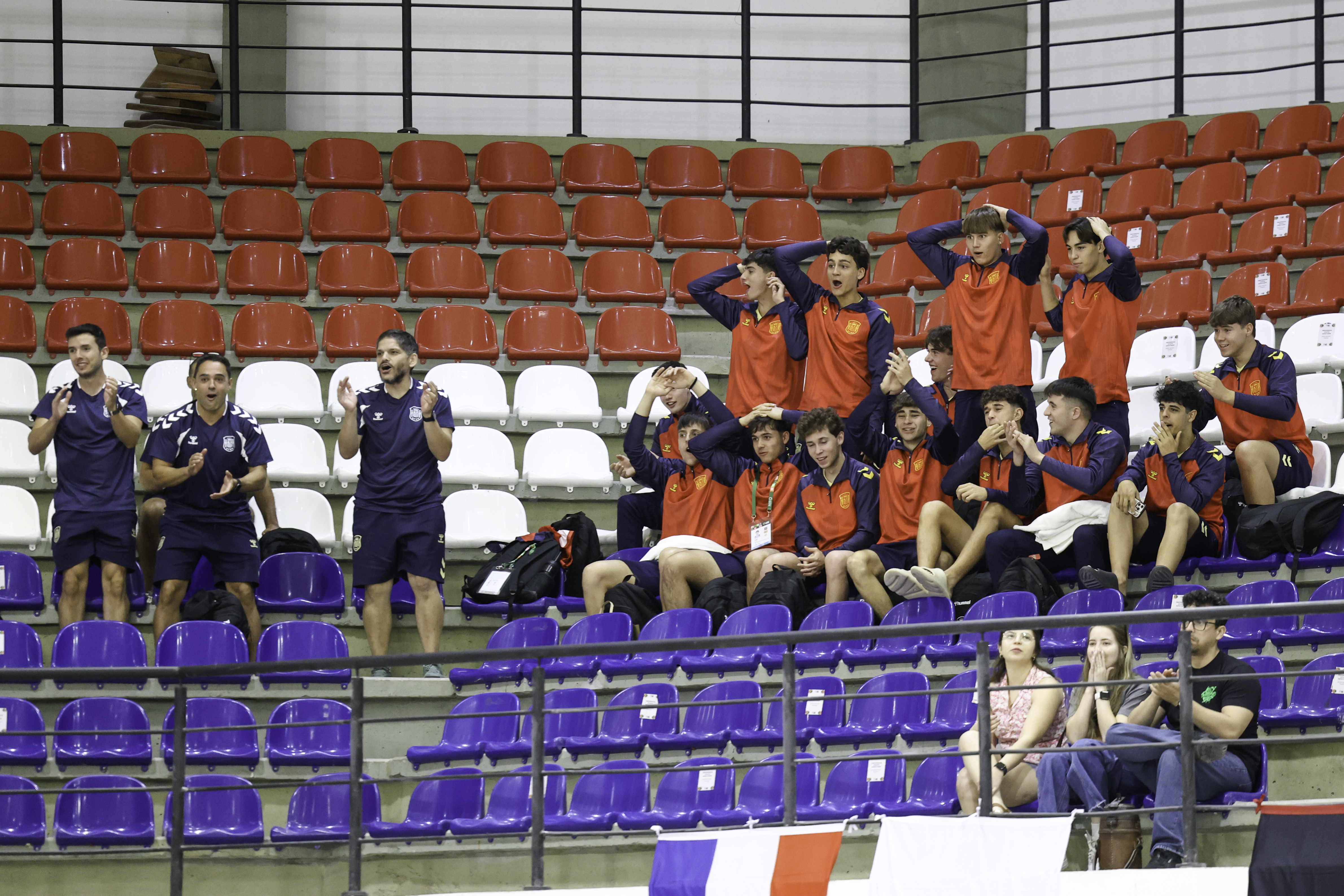 Jugadores de la selección española júnior de hockey línea animan desde la grada