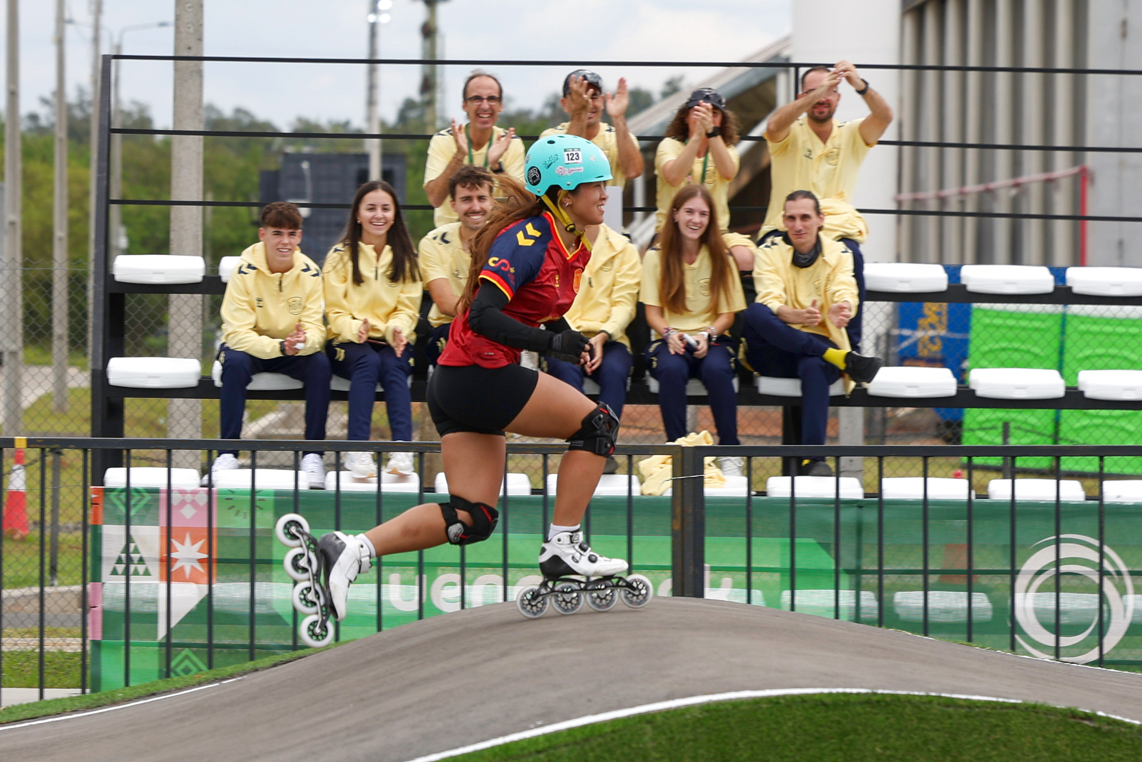 Linda durante Skate Cross mientras el equipo español la anima desde fuera de la pista