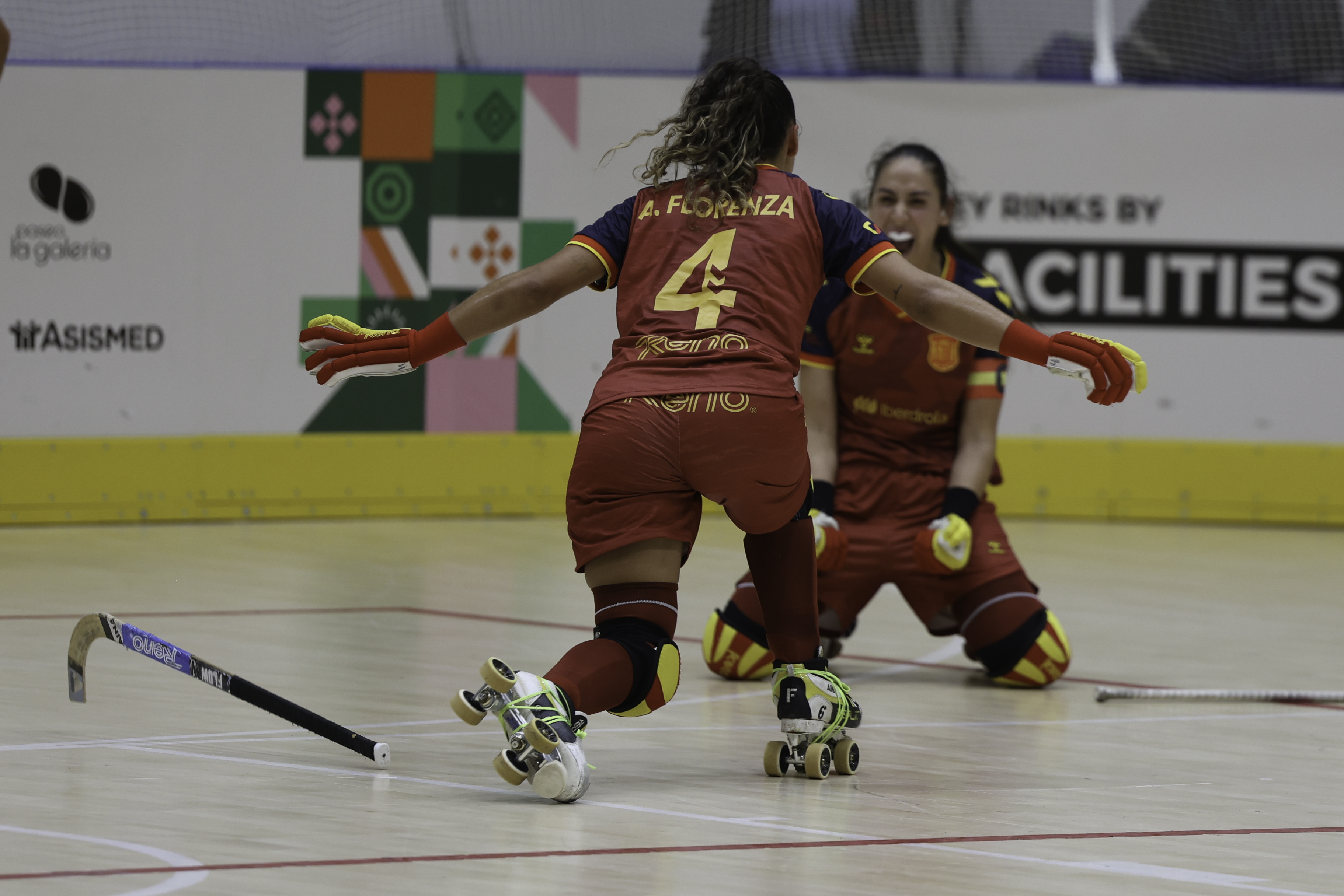 Celebración española durante el España–Argentina sénior femenino de hockey patines