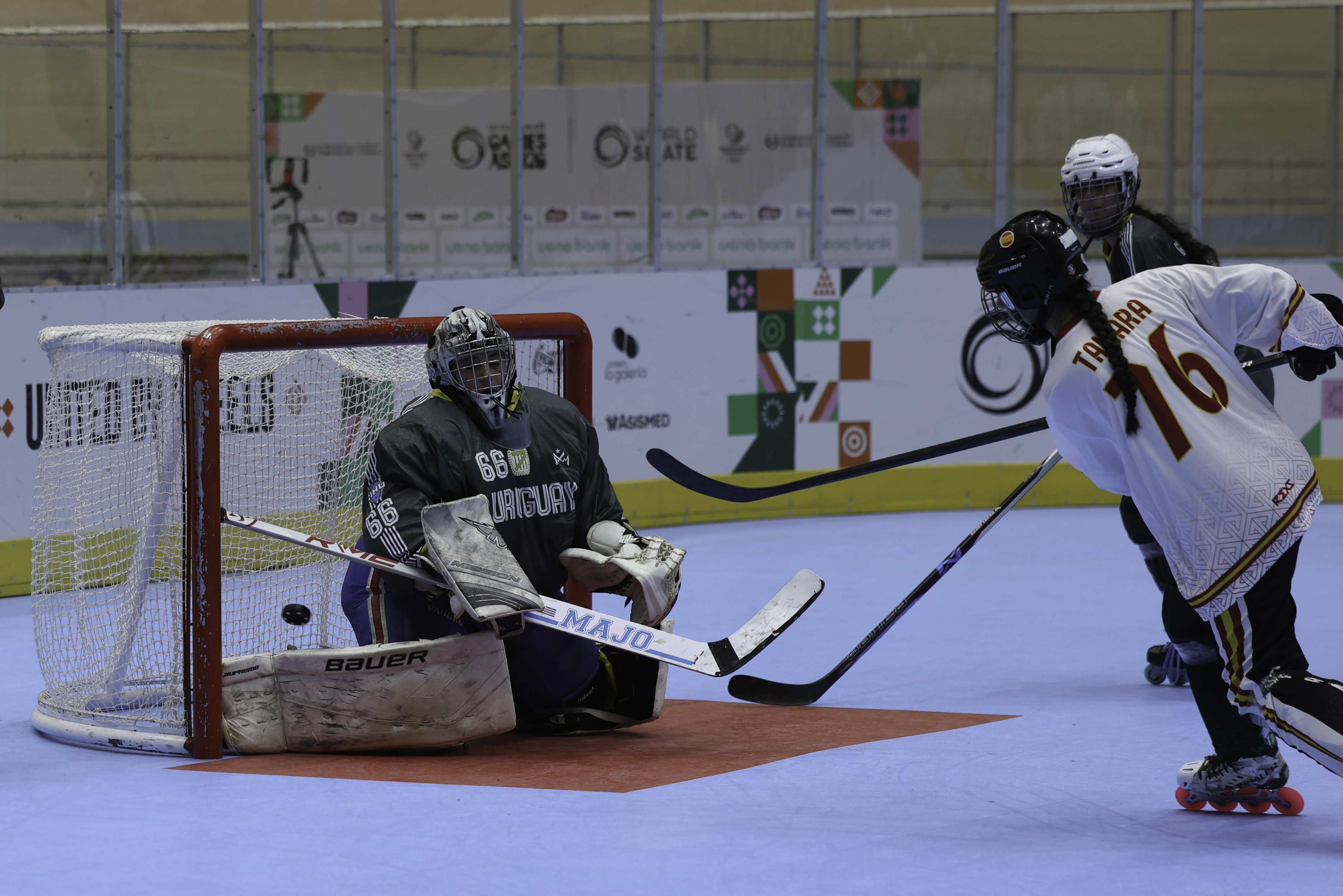 Acción del Uruguay–España sénior femenino de hockey línea
