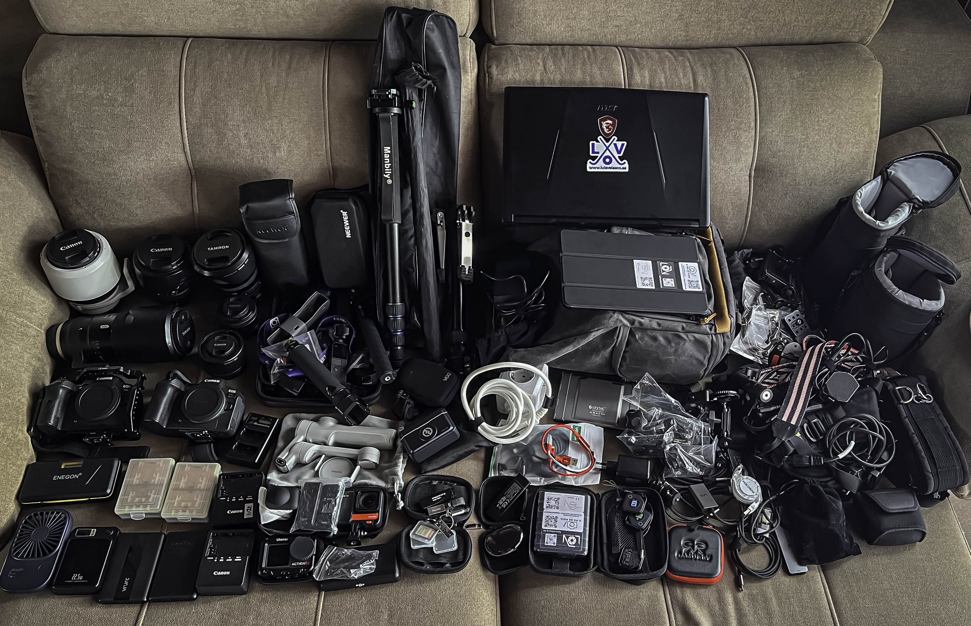 Material fotográfico e informático preparado para viajar a Asunción 2026