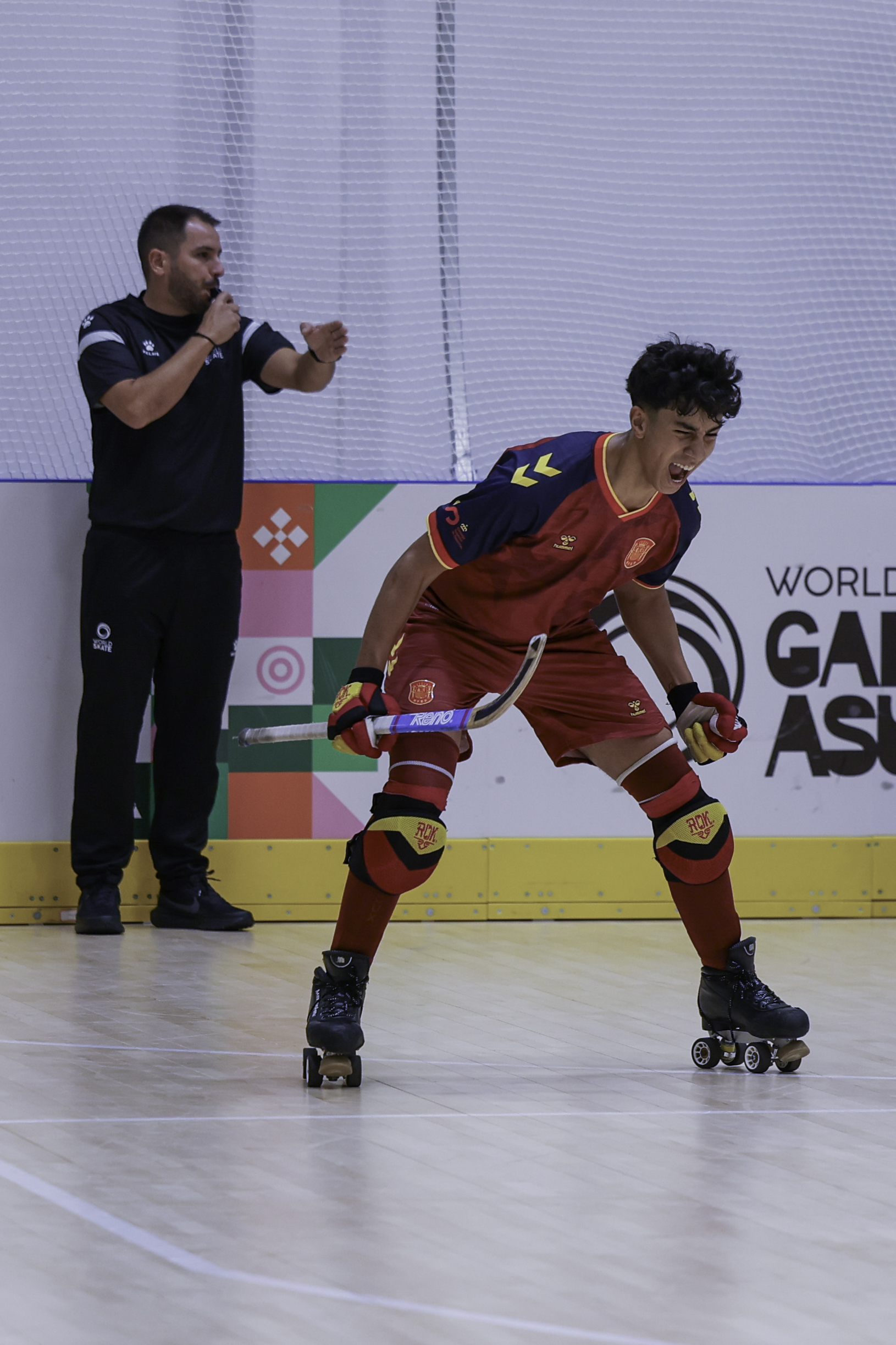 Celebración de un jugador español durante el Argentina–España Sub-19 de hockey patines