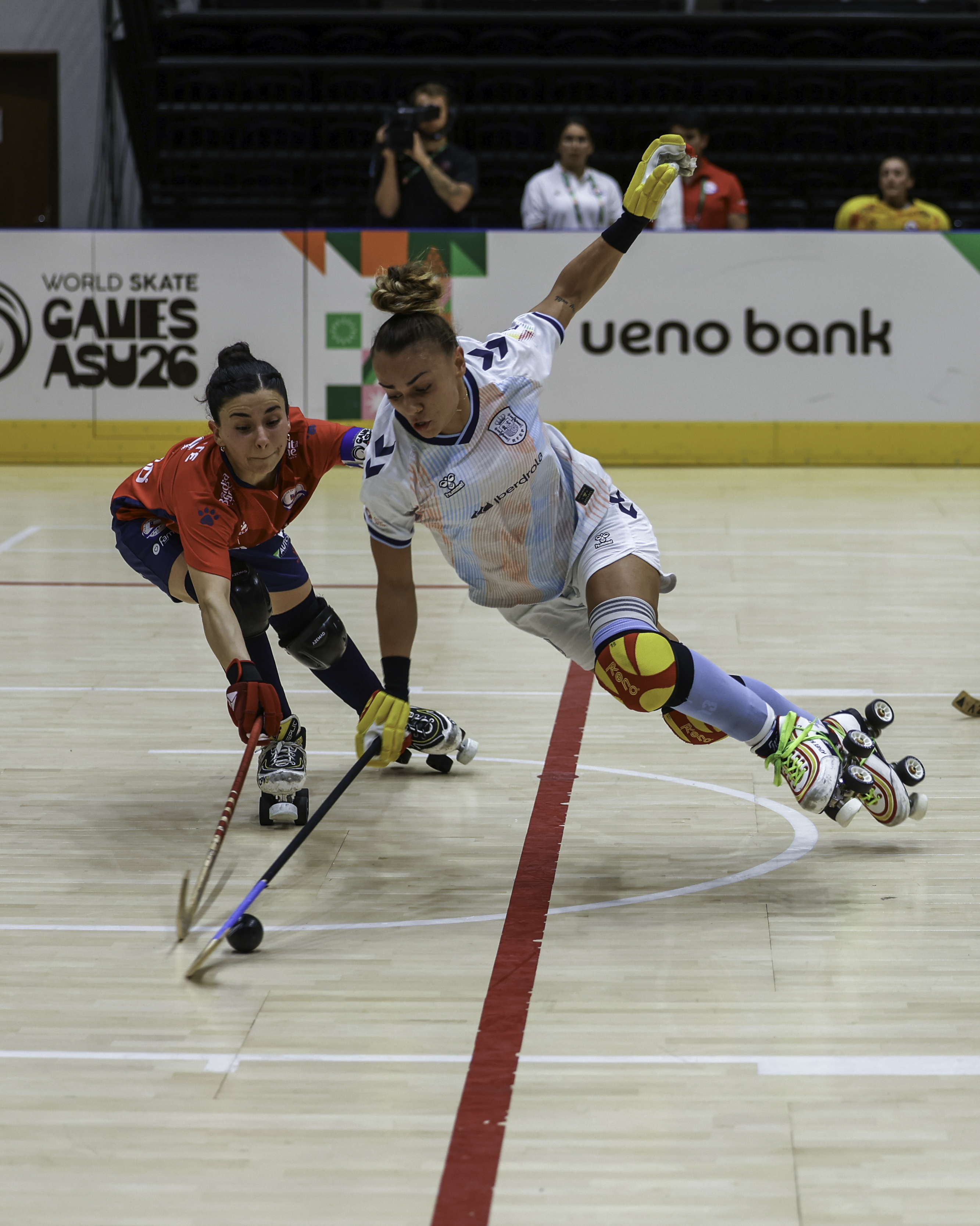 Acción del Chile–España sénior femenino de hockey patines