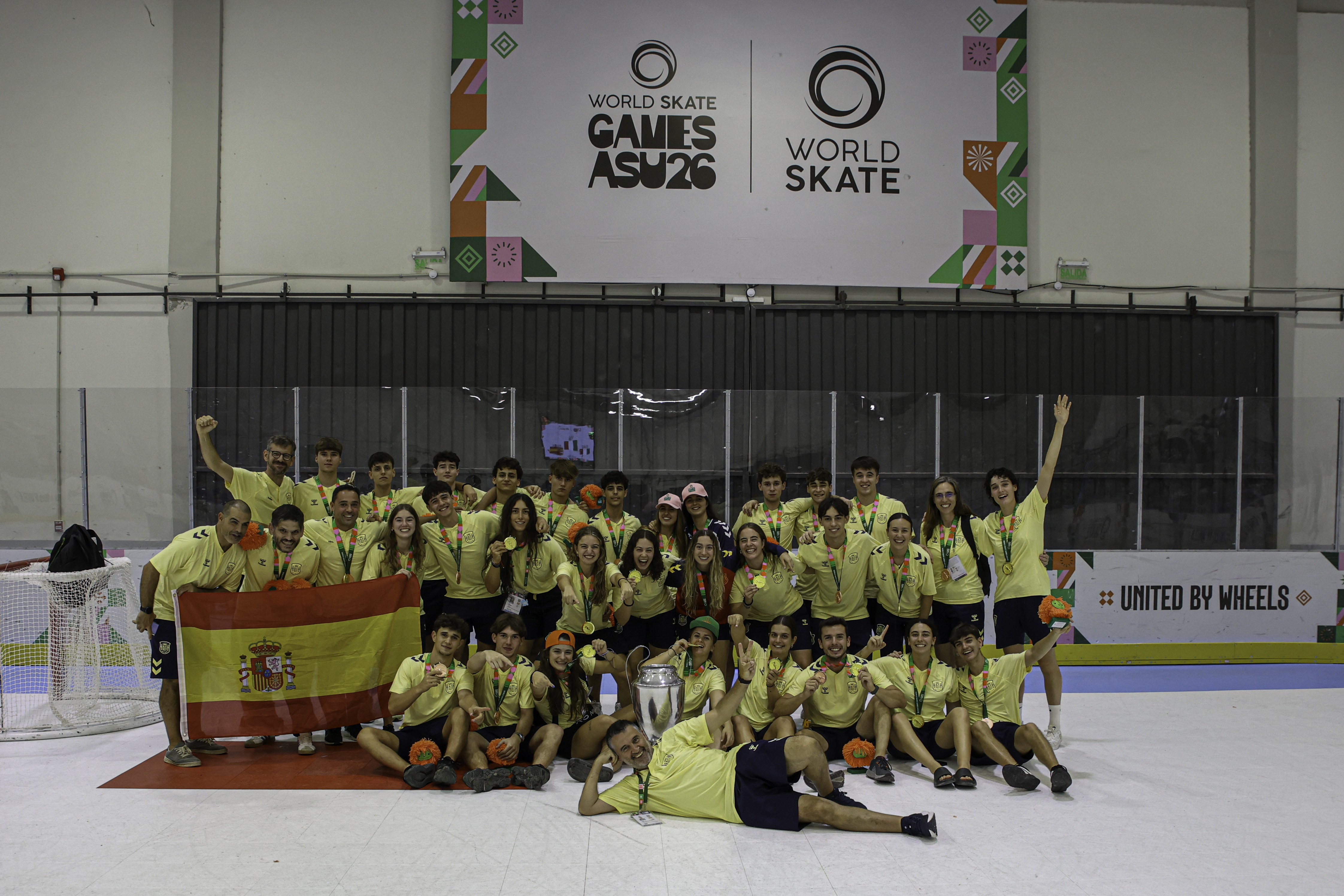 El bronce júnior masculino y el oro sénior femenino de hockey línea, juntos. Y, por una vez, yo también en la foto.