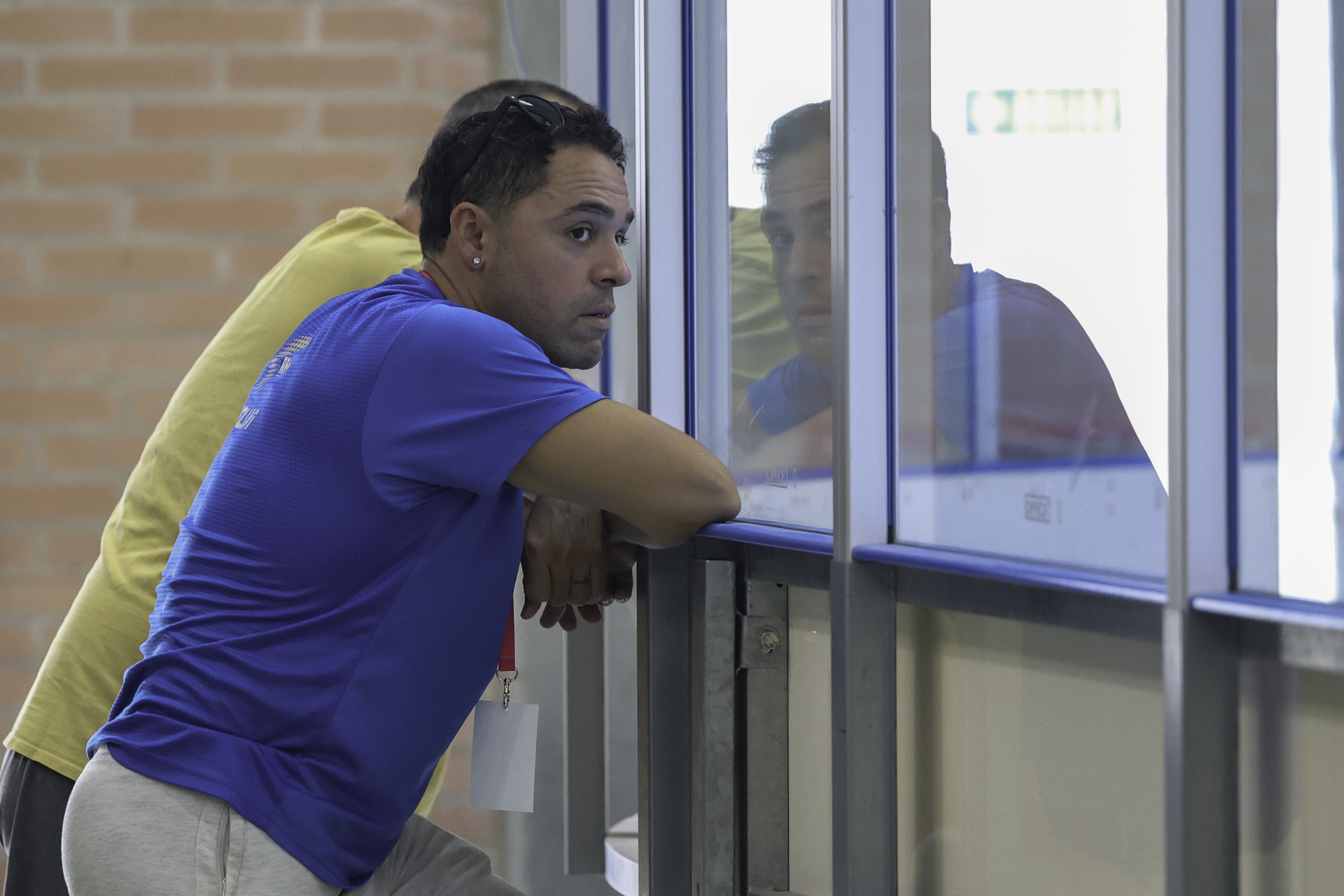 Marcus Fajardo observa la pista apoyado en la valla