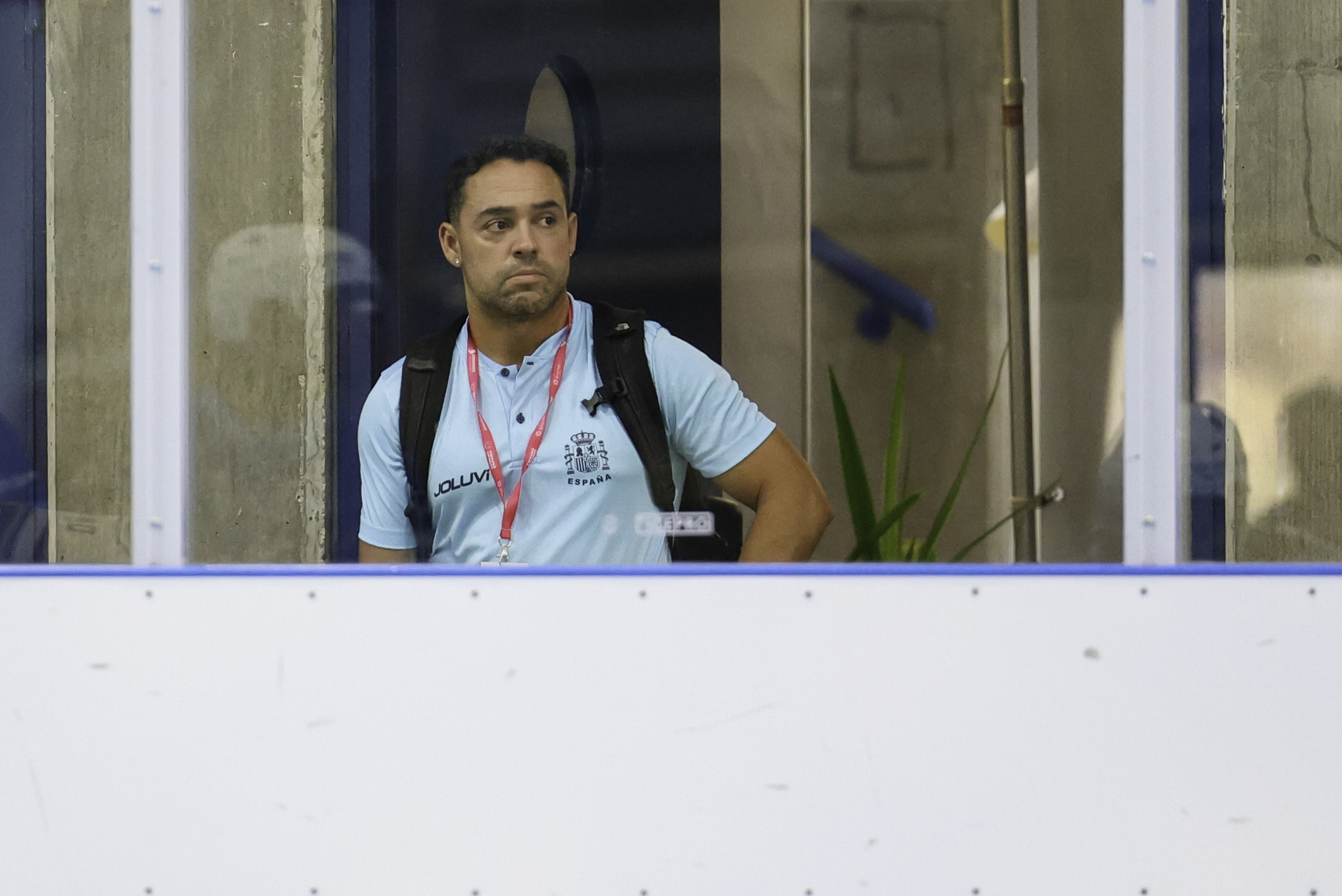 Marcus Fajardo con el polo de la selección española observa la pista