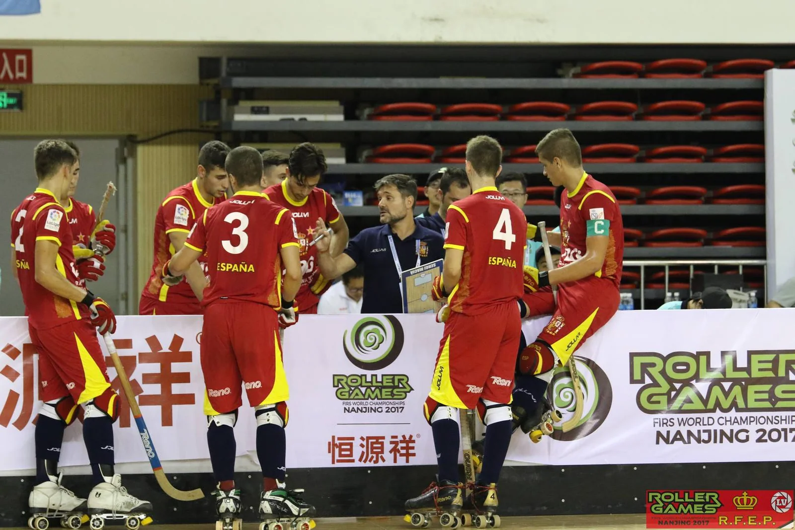 Sergi Macià da instrucciones a la selección masculina en Nanjing 2017