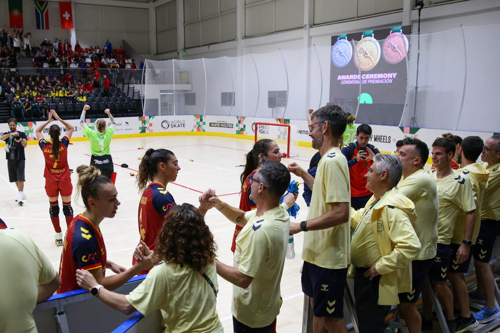 Sergi Macià junto a las jugadoras y el equipo técnico durante la celebración en Asunción