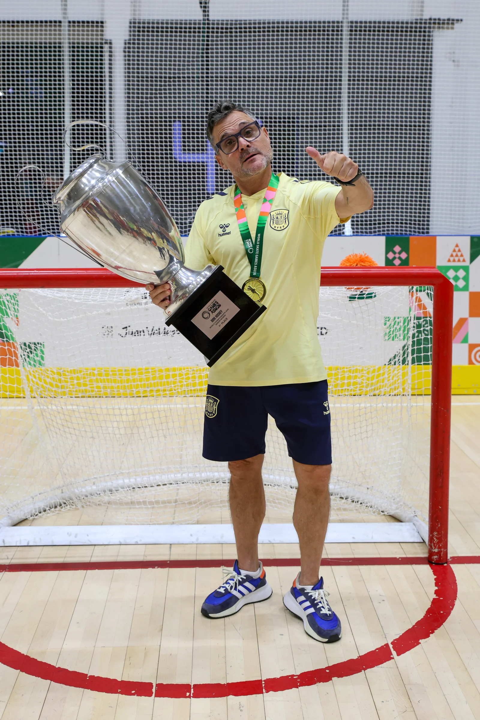 Sergi Macià con el trofeo y la medalla tras la final en Asunción