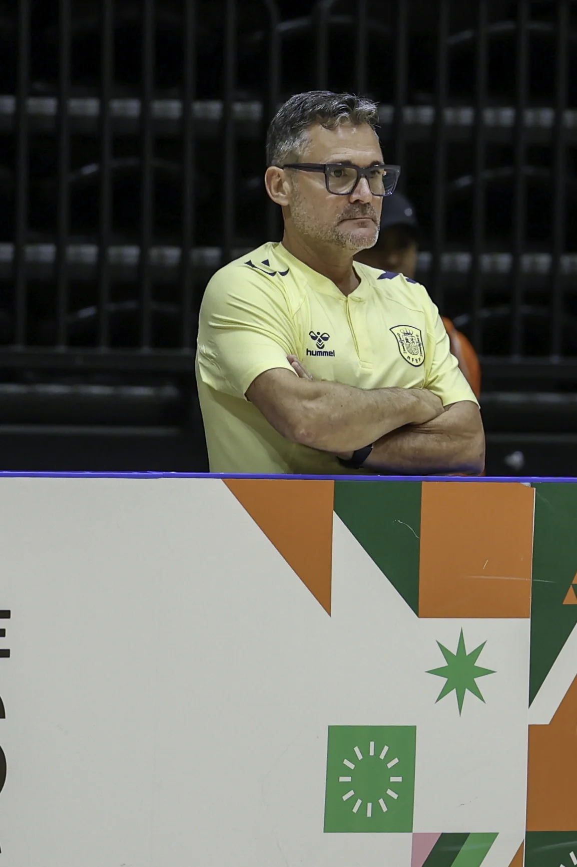Sergi Macià observa la pista con los brazos cruzados en Asunción